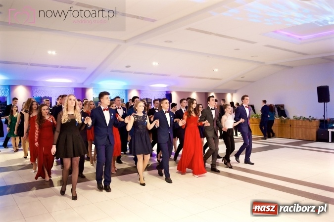 Zdjęcie w galerii na portalu naszraciborz.pl: Tak to było w Zakrzowie, czyli wspomnienie studniówki maturzystów II LO wiadomości z regionu