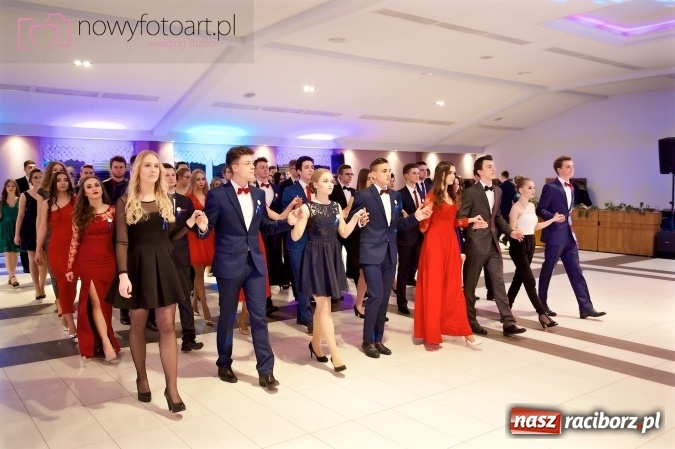 Zdjęcie w galerii na portalu naszraciborz.pl: Tak to było w Zakrzowie, czyli wspomnienie studniówki maturzystów II LO wiadomości z regionu