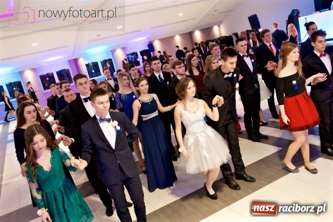 Zdjęcie w galerii na portalu naszraciborz.pl: Tak to było w Zakrzowie, czyli wspomnienie studniówki maturzystów II LO wiadomości z regionu