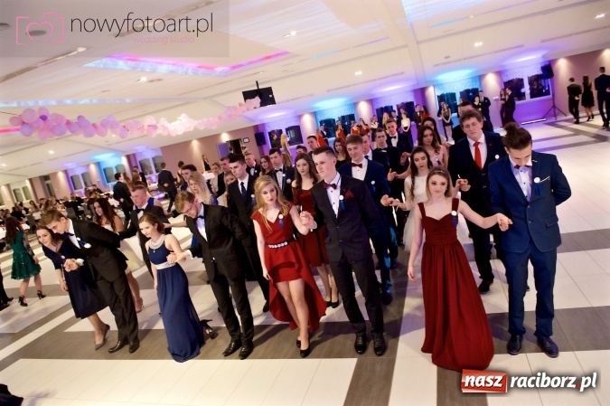 Zdjęcie w galerii na portalu naszraciborz.pl: Tak to było w Zakrzowie, czyli wspomnienie studniówki maturzystów II LO wiadomości z regionu