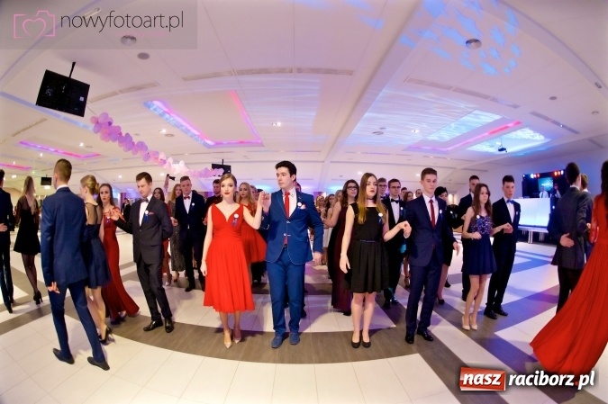 Zdjęcie w galerii na portalu naszraciborz.pl: Tak to było w Zakrzowie, czyli wspomnienie studniówki maturzystów II LO wiadomości z regionu