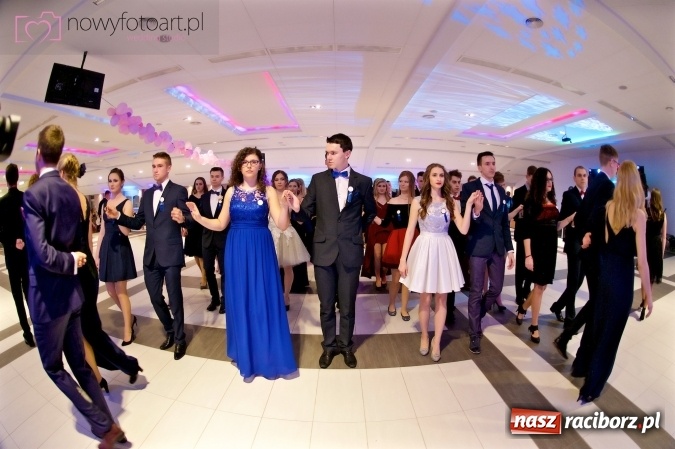 Zdjęcie w galerii na portalu naszraciborz.pl: Tak to było w Zakrzowie, czyli wspomnienie studniówki maturzystów II LO wiadomości z regionu