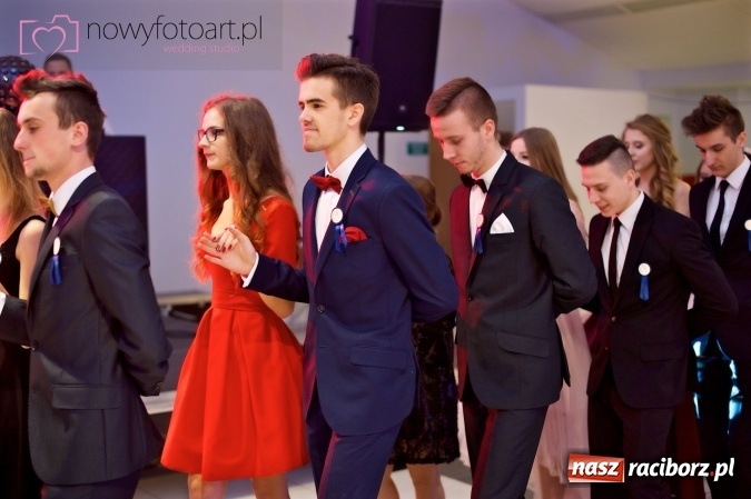 Zdjęcie w galerii na portalu naszraciborz.pl: Tak to było w Zakrzowie, czyli wspomnienie studniówki maturzystów II LO wiadomości z regionu