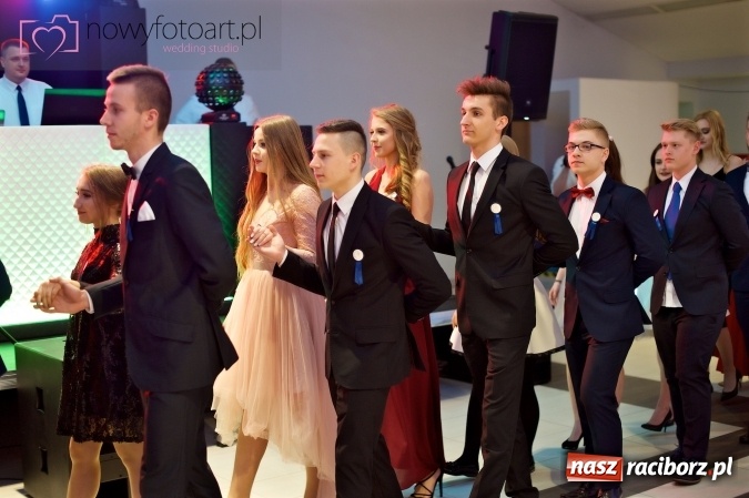 Zdjęcie w galerii na portalu naszraciborz.pl: Tak to było w Zakrzowie, czyli wspomnienie studniówki maturzystów II LO wiadomości z regionu