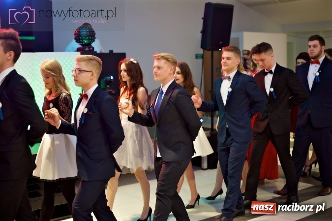 Zdjęcie w galerii na portalu naszraciborz.pl: Tak to było w Zakrzowie, czyli wspomnienie studniówki maturzystów II LO wiadomości z regionu