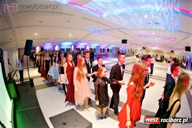 Zdjęcie w galerii na portalu naszraciborz.pl: Tak to było w Zakrzowie, czyli wspomnienie studniówki maturzystów II LO wiadomości z regionu