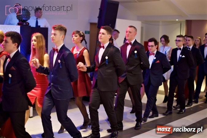 Zdjęcie w galerii na portalu naszraciborz.pl: Tak to było w Zakrzowie, czyli wspomnienie studniówki maturzystów II LO wiadomości z regionu