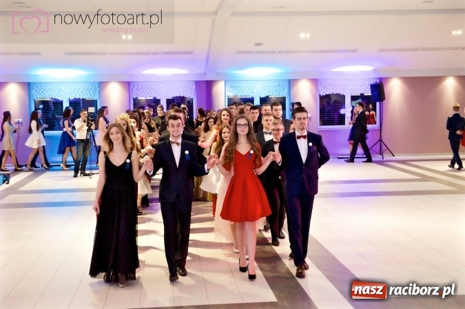 Zdjęcie w galerii na portalu naszraciborz.pl: Tak to było w Zakrzowie, czyli wspomnienie studniówki maturzystów II LO wiadomości z regionu