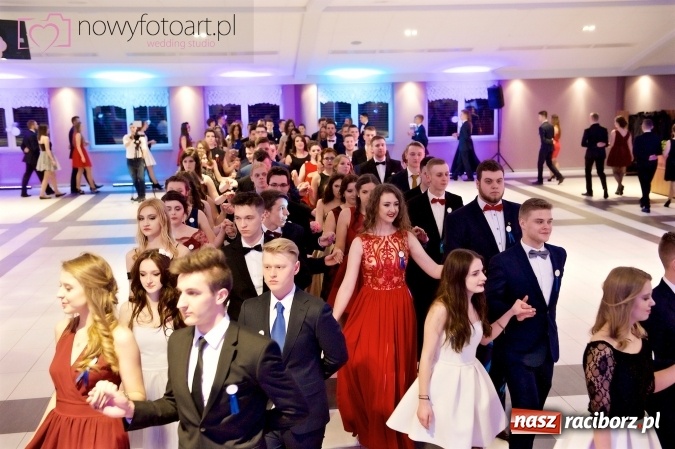 Zdjęcie w galerii na portalu naszraciborz.pl: Tak to było w Zakrzowie, czyli wspomnienie studniówki maturzystów II LO wiadomości z regionu