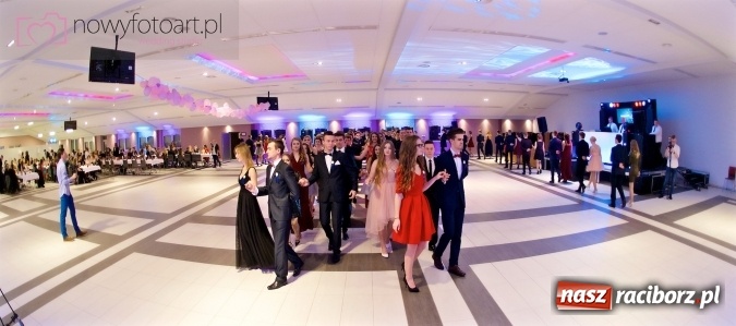 Zdjęcie w galerii na portalu naszraciborz.pl: Tak to było w Zakrzowie, czyli wspomnienie studniówki maturzystów II LO wiadomości z regionu