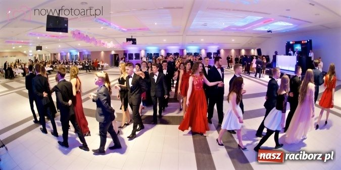 Zdjęcie w galerii na portalu naszraciborz.pl: Tak to było w Zakrzowie, czyli wspomnienie studniówki maturzystów II LO wiadomości z regionu