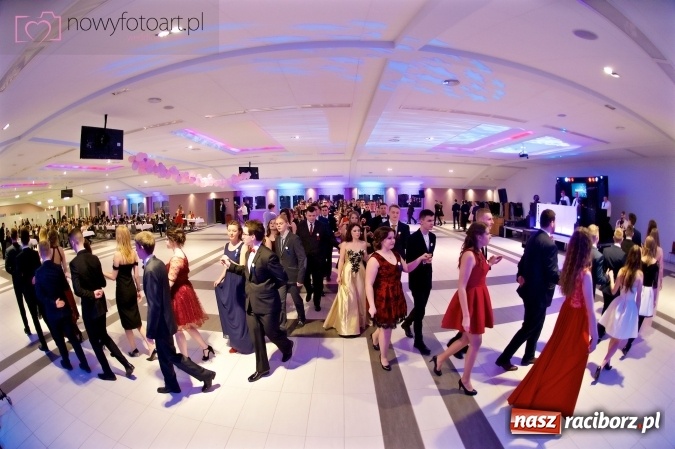 Zdjęcie w galerii na portalu naszraciborz.pl: Tak to było w Zakrzowie, czyli wspomnienie studniówki maturzystów II LO wiadomości z regionu