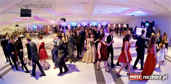 Zdjęcie w galerii na portalu naszraciborz.pl: Tak to było w Zakrzowie, czyli wspomnienie studniówki maturzystów II LO wiadomości z regionu