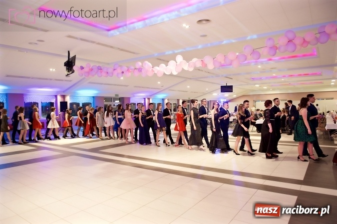 Zdjęcie w galerii na portalu naszraciborz.pl: Tak to było w Zakrzowie, czyli wspomnienie studniówki maturzystów II LO wiadomości z regionu