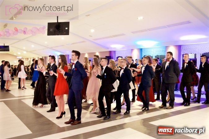 Zdjęcie w galerii na portalu naszraciborz.pl: Tak to było w Zakrzowie, czyli wspomnienie studniówki maturzystów II LO wiadomości z regionu