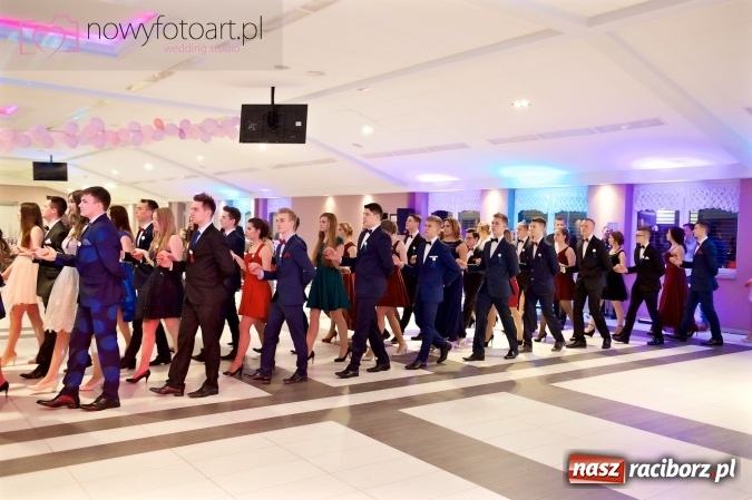 Zdjęcie w galerii na portalu naszraciborz.pl: Tak to było w Zakrzowie, czyli wspomnienie studniówki maturzystów II LO wiadomości z regionu