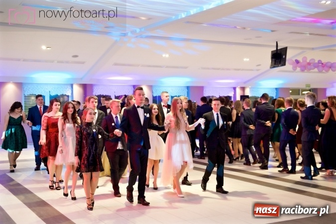 Zdjęcie w galerii na portalu naszraciborz.pl: Tak to było w Zakrzowie, czyli wspomnienie studniówki maturzystów II LO wiadomości z regionu