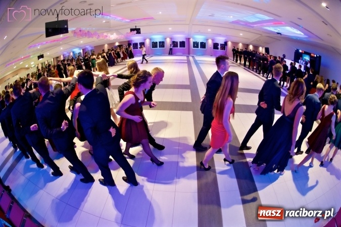 Zdjęcie w galerii na portalu naszraciborz.pl: Tak to było w Zakrzowie, czyli wspomnienie studniówki maturzystów II LO wiadomości z regionu