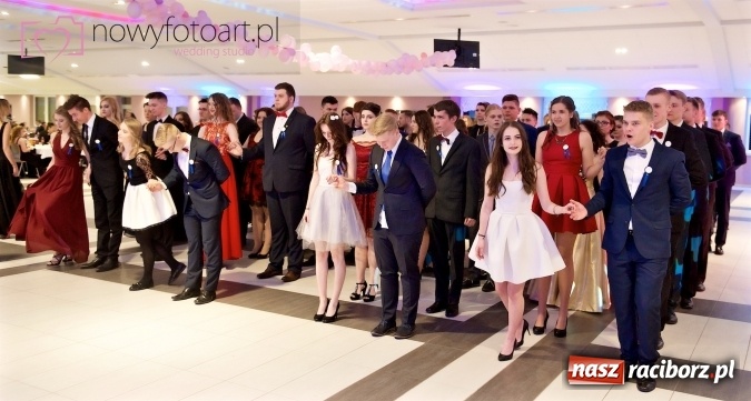 Zdjęcie w galerii na portalu naszraciborz.pl: Tak to było w Zakrzowie, czyli wspomnienie studniówki maturzystów II LO wiadomości z regionu