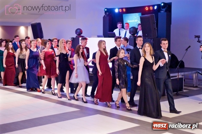 Zdjęcie w galerii na portalu naszraciborz.pl: Tak to było w Zakrzowie, czyli wspomnienie studniówki maturzystów II LO wiadomości z regionu