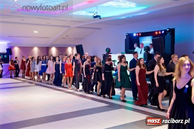 Zdjęcie w galerii na portalu naszraciborz.pl: Tak to było w Zakrzowie, czyli wspomnienie studniówki maturzystów II LO wiadomości z regionu