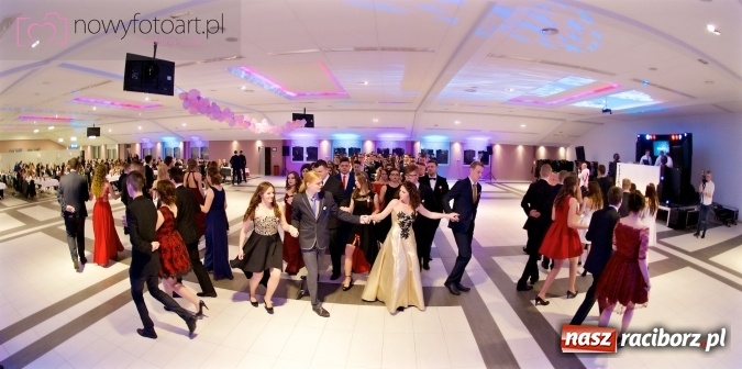 Zdjęcie w galerii na portalu naszraciborz.pl: Tak to było w Zakrzowie, czyli wspomnienie studniówki maturzystów II LO wiadomości z regionu