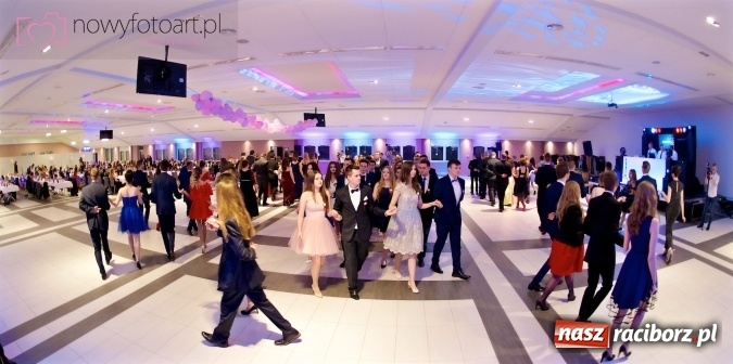 Zdjęcie w galerii na portalu naszraciborz.pl: Tak to było w Zakrzowie, czyli wspomnienie studniówki maturzystów II LO wiadomości z regionu