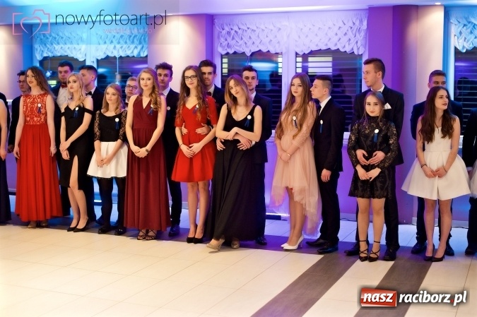 Zdjęcie w galerii na portalu naszraciborz.pl: Tak to było w Zakrzowie, czyli wspomnienie studniówki maturzystów II LO wiadomości z regionu