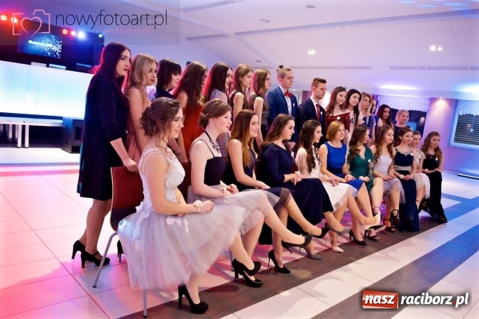 Zdjęcie w galerii na portalu naszraciborz.pl: Tak to było w Zakrzowie, czyli wspomnienie studniówki maturzystów II LO wiadomości z regionu