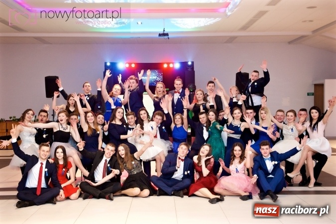 Zdjęcie w galerii na portalu naszraciborz.pl: Tak to było w Zakrzowie, czyli wspomnienie studniówki maturzystów II LO wiadomości z regionu