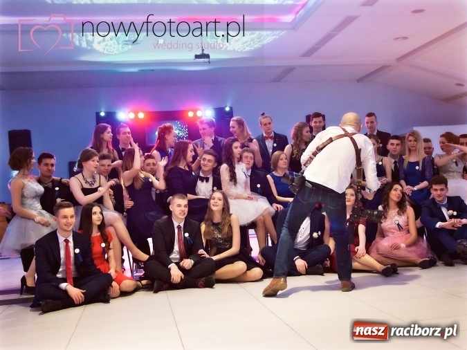 Zdjęcie w galerii na portalu naszraciborz.pl: Tak to było w Zakrzowie, czyli wspomnienie studniówki maturzystów II LO wiadomości z regionu