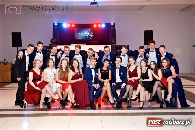 Zdjęcie w galerii na portalu naszraciborz.pl: Tak to było w Zakrzowie, czyli wspomnienie studniówki maturzystów II LO wiadomości z regionu