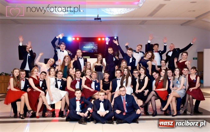 Zdjęcie w galerii na portalu naszraciborz.pl: Tak to było w Zakrzowie, czyli wspomnienie studniówki maturzystów II LO wiadomości z regionu