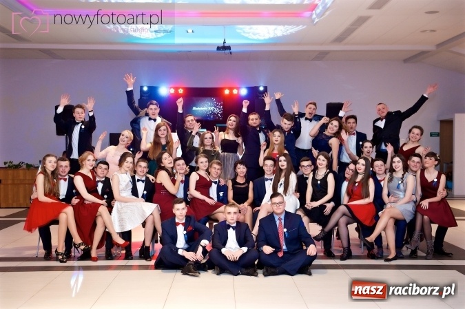 Zdjęcie w galerii na portalu naszraciborz.pl: Tak to było w Zakrzowie, czyli wspomnienie studniówki maturzystów II LO wiadomości z regionu
