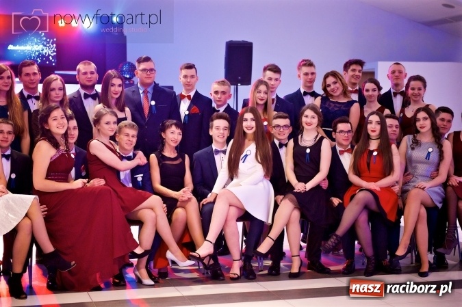 Zdjęcie w galerii na portalu naszraciborz.pl: Tak to było w Zakrzowie, czyli wspomnienie studniówki maturzystów II LO wiadomości z regionu