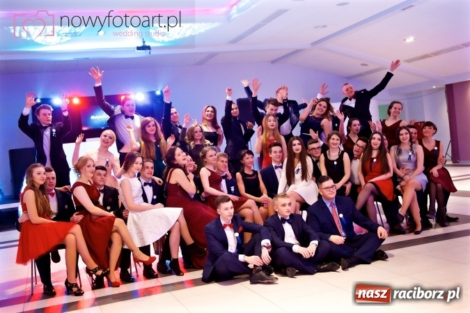 Zdjęcie w galerii na portalu naszraciborz.pl: Tak to było w Zakrzowie, czyli wspomnienie studniówki maturzystów II LO wiadomości z regionu