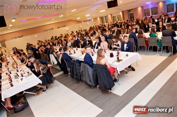 Zdjęcie w galerii na portalu naszraciborz.pl: Tak to było w Zakrzowie, czyli wspomnienie studniówki maturzystów II LO wiadomości z regionu