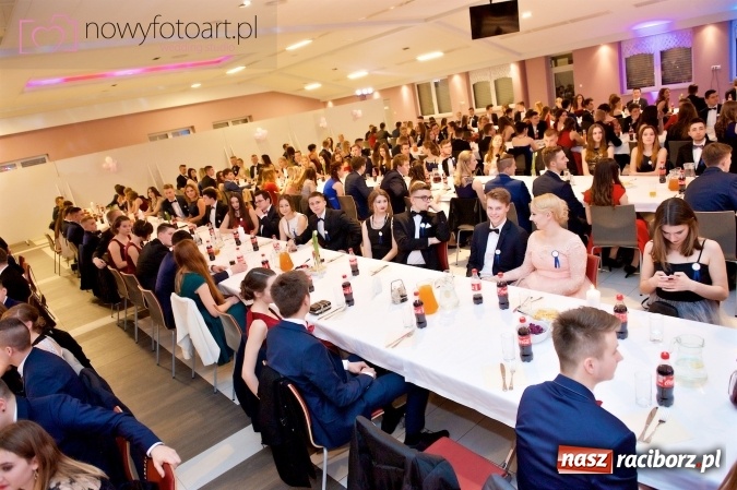 Zdjęcie w galerii na portalu naszraciborz.pl: Tak to było w Zakrzowie, czyli wspomnienie studniówki maturzystów II LO wiadomości z regionu