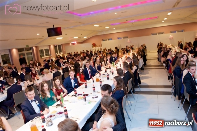 Zdjęcie w galerii na portalu naszraciborz.pl: Tak to było w Zakrzowie, czyli wspomnienie studniówki maturzystów II LO wiadomości z regionu