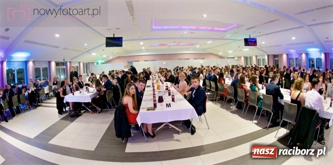 Zdjęcie w galerii na portalu naszraciborz.pl: Tak to było w Zakrzowie, czyli wspomnienie studniówki maturzystów II LO wiadomości z regionu