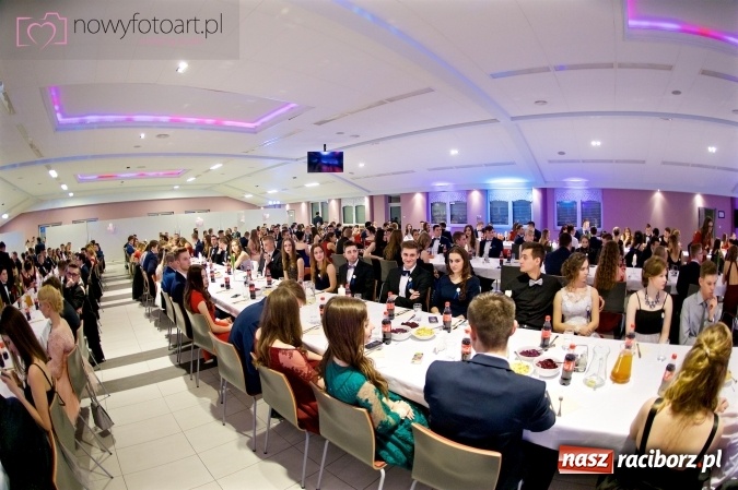 Zdjęcie w galerii na portalu naszraciborz.pl: Tak to było w Zakrzowie, czyli wspomnienie studniówki maturzystów II LO wiadomości z regionu