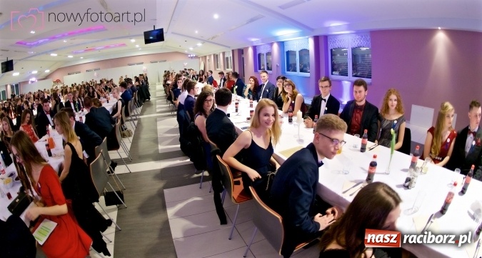 Zdjęcie w galerii na portalu naszraciborz.pl: Tak to było w Zakrzowie, czyli wspomnienie studniówki maturzystów II LO wiadomości z regionu