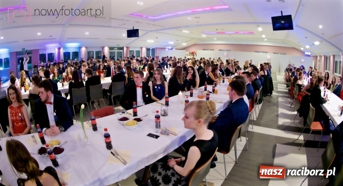 Zdjęcie w galerii na portalu naszraciborz.pl: Tak to było w Zakrzowie, czyli wspomnienie studniówki maturzystów II LO wiadomości z regionu