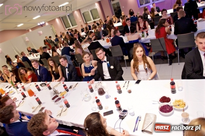 Zdjęcie w galerii na portalu naszraciborz.pl: Tak to było w Zakrzowie, czyli wspomnienie studniówki maturzystów II LO wiadomości z regionu