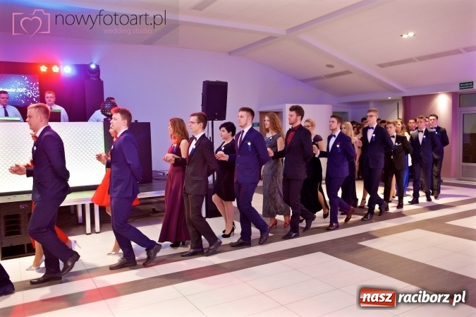 Zdjęcie w galerii na portalu naszraciborz.pl: Tak to było w Zakrzowie, czyli wspomnienie studniówki maturzystów II LO wiadomości z regionu