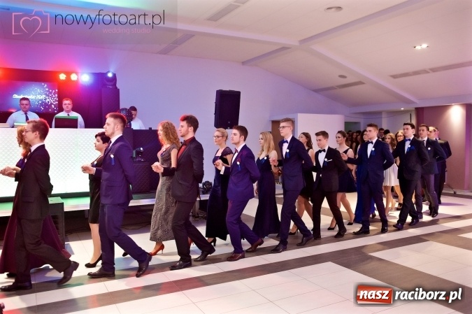 Zdjęcie w galerii na portalu naszraciborz.pl: Tak to było w Zakrzowie, czyli wspomnienie studniówki maturzystów II LO wiadomości z regionu