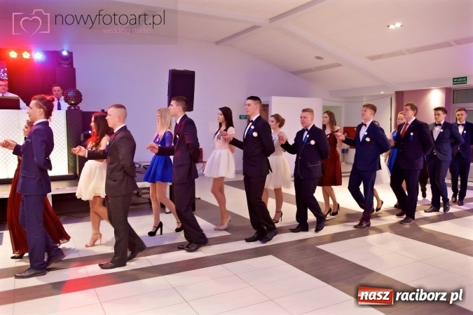 Zdjęcie w galerii na portalu naszraciborz.pl: Tak to było w Zakrzowie, czyli wspomnienie studniówki maturzystów II LO wiadomości z regionu