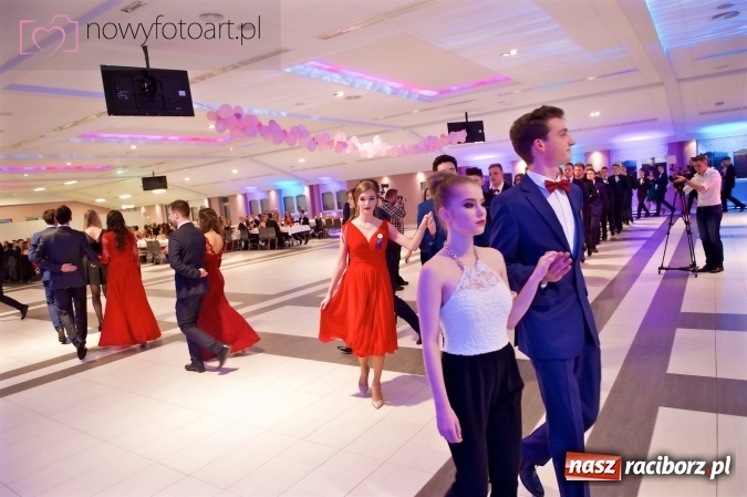 Zdjęcie w galerii na portalu naszraciborz.pl: Tak to było w Zakrzowie, czyli wspomnienie studniówki maturzystów II LO wiadomości z regionu