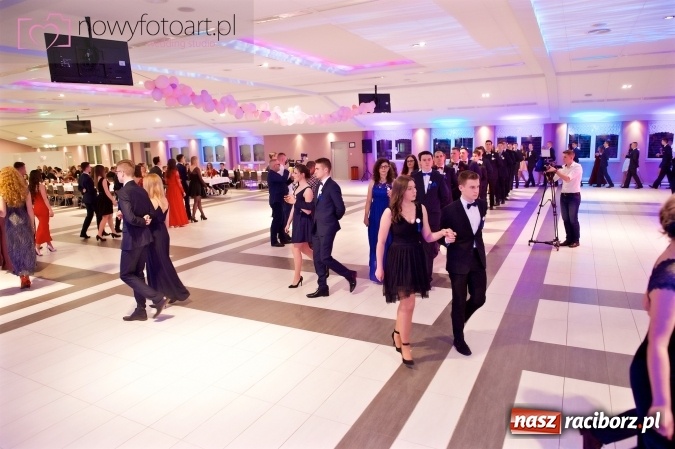 Zdjęcie w galerii na portalu naszraciborz.pl: Tak to było w Zakrzowie, czyli wspomnienie studniówki maturzystów II LO wiadomości z regionu