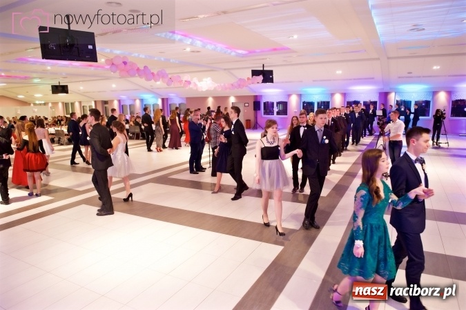 Zdjęcie w galerii na portalu naszraciborz.pl: Tak to było w Zakrzowie, czyli wspomnienie studniówki maturzystów II LO wiadomości z regionu